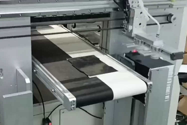 顛覆傳統！雙機聯動+機械手自動上料，氣凝膠貼膠效率飆升300%！